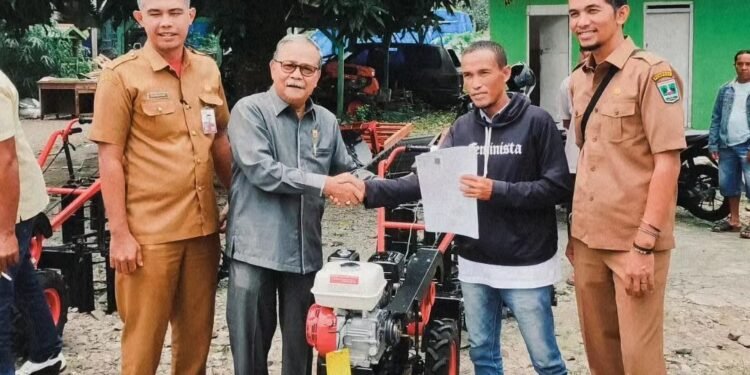 Muzli M. Nur Salurkan Alsintan untuk Kelompok Tani Pasaman, Perjuangkan Infrastruktur Jalan